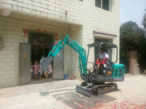 新購(gòu)買德力挖掘機(jī)放炮慶祝