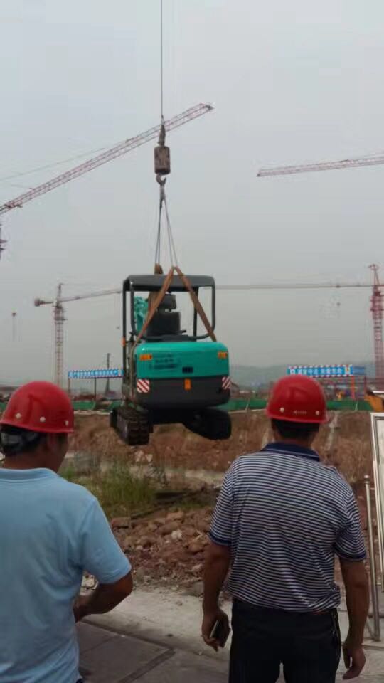 小型挖掘機(jī)