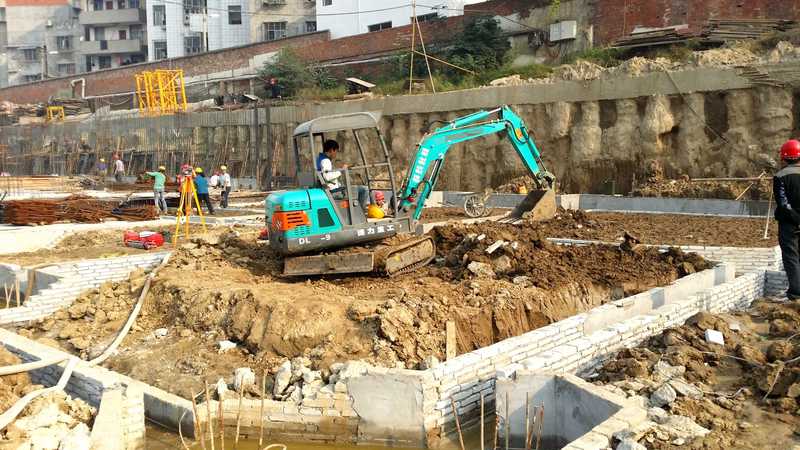 小型挖掘機(jī)工地
