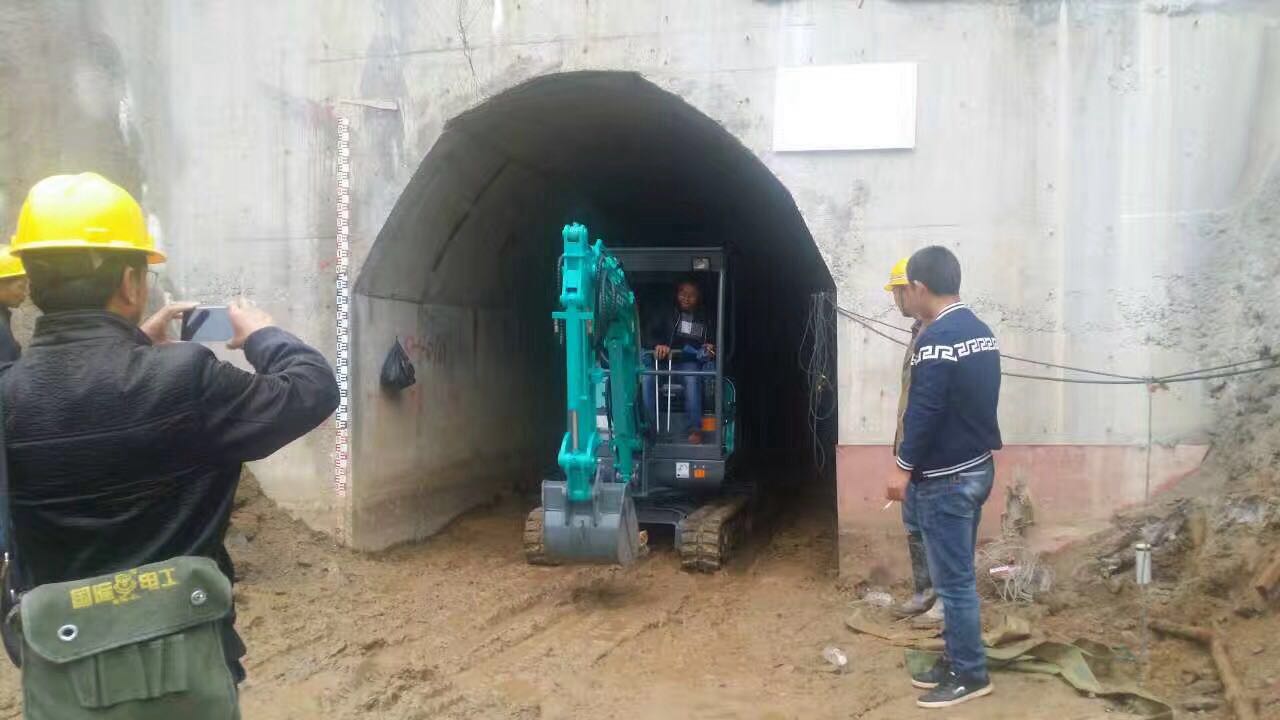 德力挖掘機清淤作業(yè)